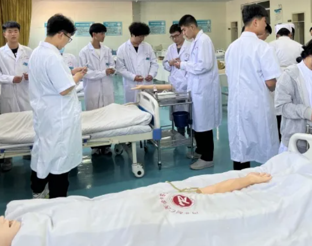 河北同仁医学中等专业学校卧龙校区护理专业课堂