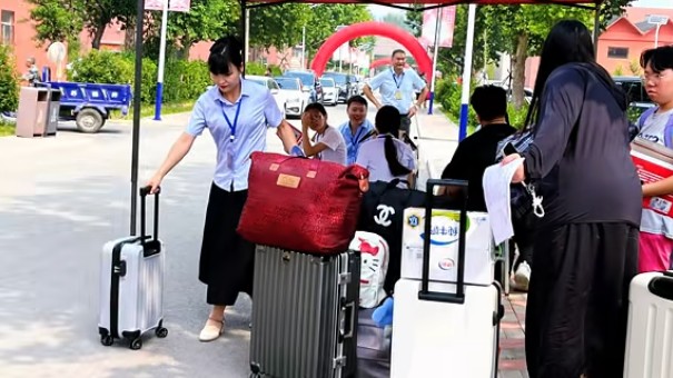 河北同仁医学院志愿者带学生办理报到手续.jpg