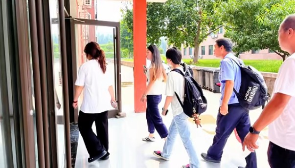 2026年河北同仁医学院班主任带学生进入宿舍.jpg