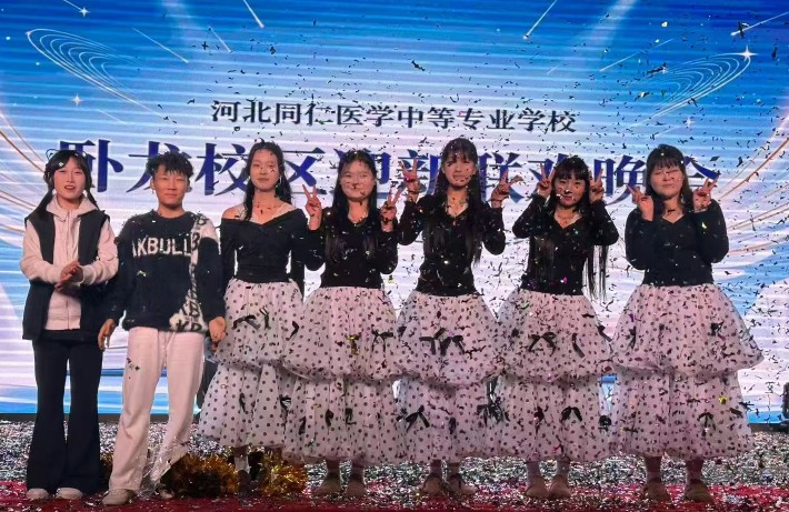 河北同仁医学院迎新活动晚会现场.jpg
