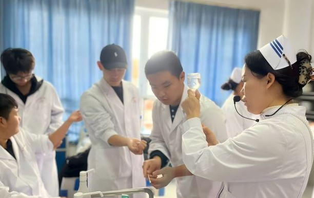 河北同仁医学院男生学护理专业的多不多？